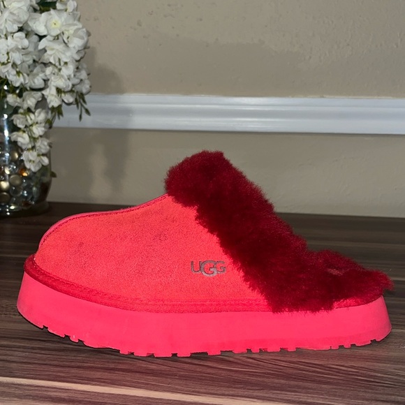 UGG Disquette Red Fluffy Slippers - Picture 7 of 16